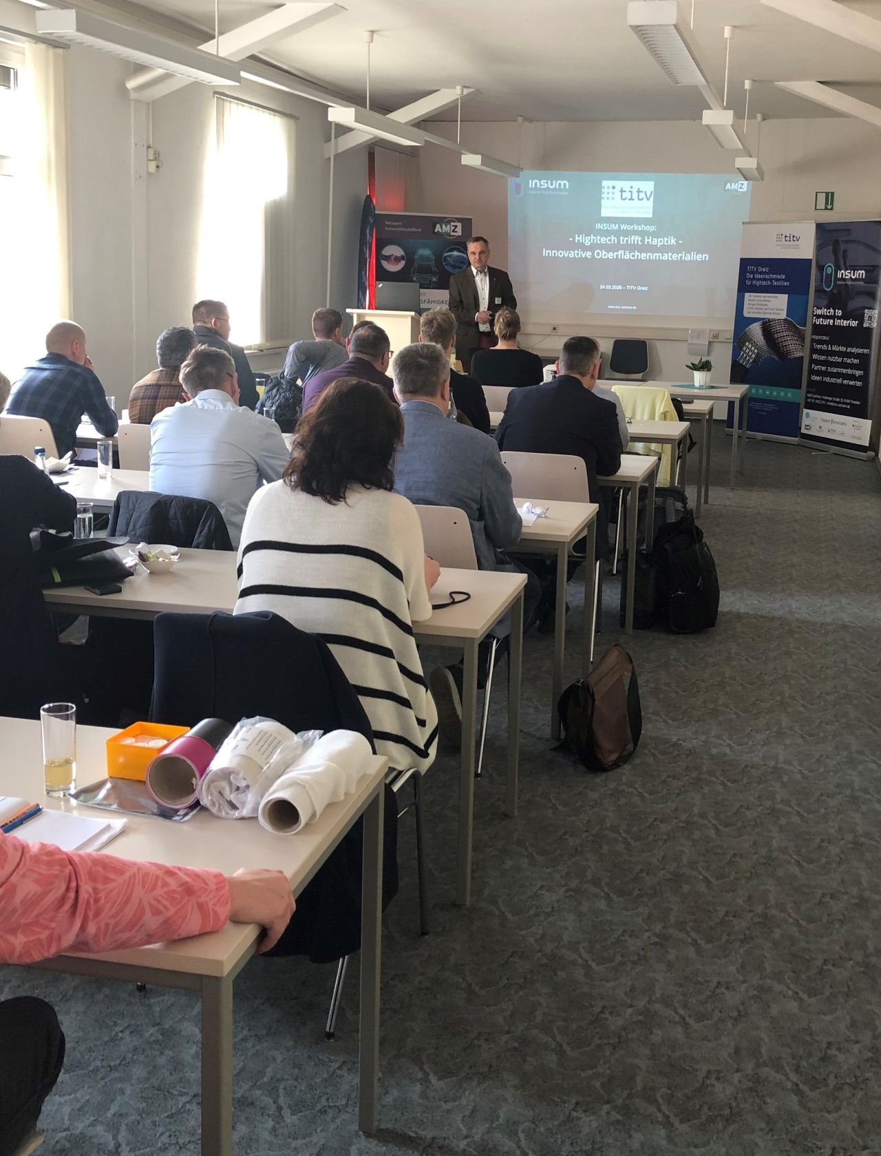 Am 24. M&auml;rz 2026 veranstaltete das Netzwerk Automobilzulieferer Sachsen den Workshop "Hightech trifft Haptik" in Greiz, um mit den Teilnehmern &uuml;ber Alternativen f&uuml;r Kunststoff und Leder zu diskutieren.