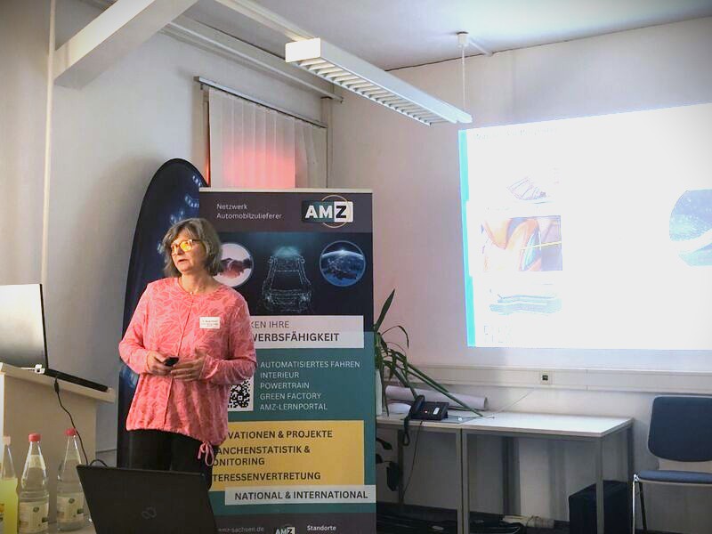 Am 24. M&auml;rz 2026 veranstaltete das Netzwerk Automobilzulieferer Sachsen den Workshop "Hightech trifft Haptik" in Greiz, um mit den Teilnehmern &uuml;ber Alternativen f&uuml;r Kunststoff und Leder zu diskutieren.