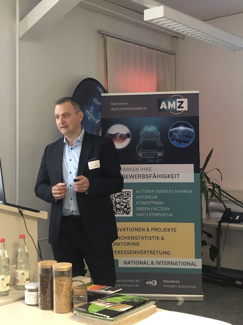 Am 24. M&auml;rz 2026 veranstaltete das Netzwerk Automobilzulieferer Sachsen den Workshop "Hightech trifft Haptik" in Greiz, um mit den Teilnehmern &uuml;ber Alternativen f&uuml;r Kunststoff und Leder zu diskutieren.