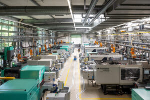 Smart Intralogistics bei BergiPlast: Automatisierter Materialfluss mit fahrerlosen Transportsystemen in der Produktion eines Automobilzulieferers.