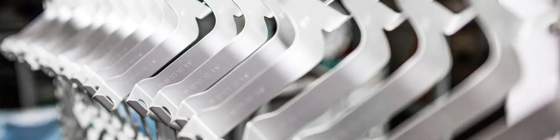 Benseler Oberfl&auml;chentechnik ist Mitglied im AMZ Sachsen und bietet f&uuml;r Bauteile im Bereich der Hochvolt-Technik eine Hochvolt-Beschichtung an, die Korrosionsschutz und Isolation bietet und so f&uuml;r Langlebigkeit der Bauteile sorgt.